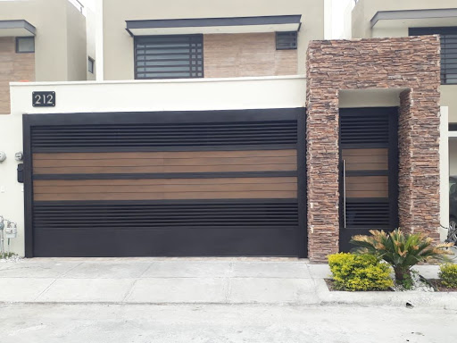 Portón eléctrico residencial moderno automatizado