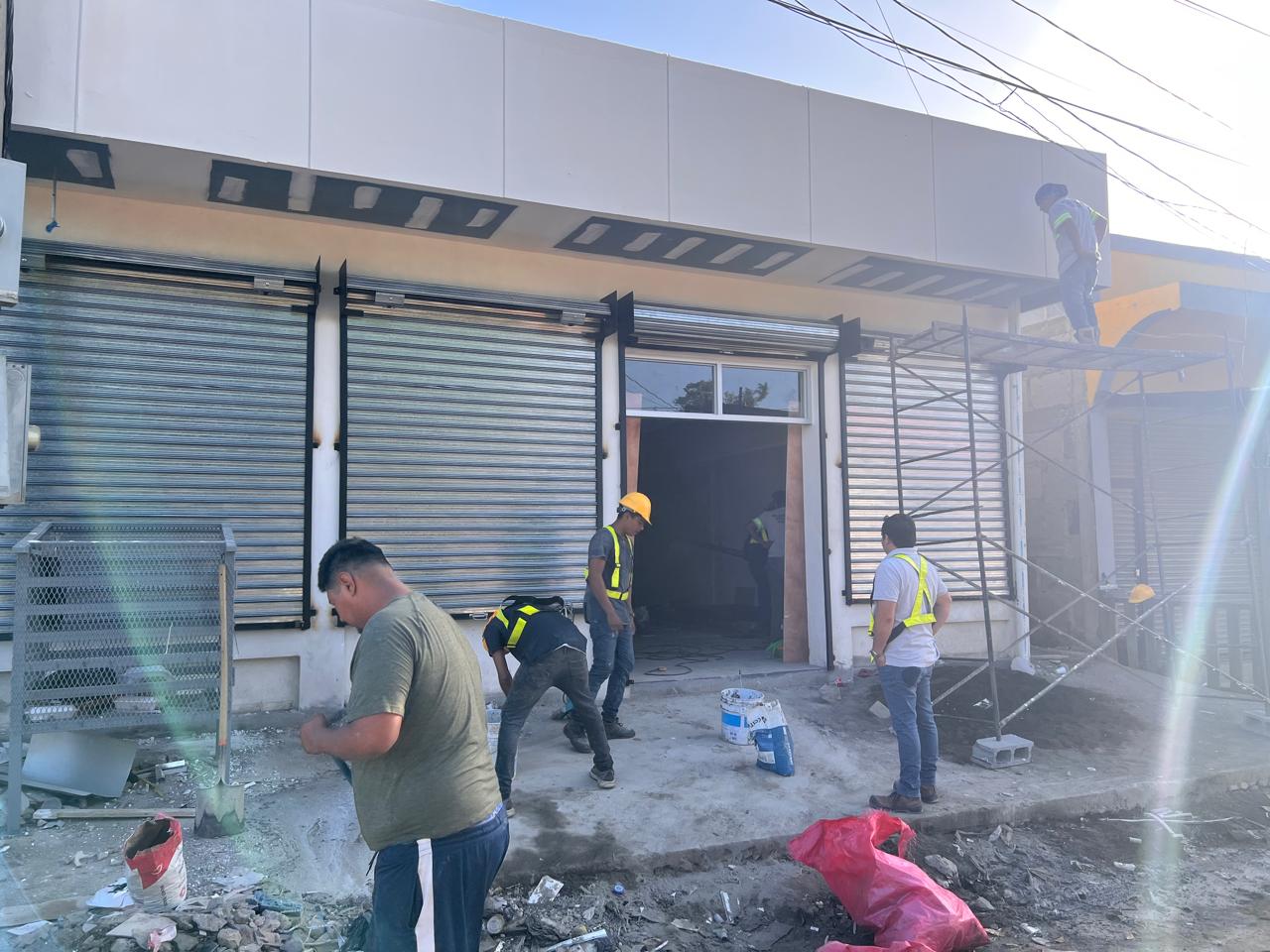 Cortina enrollable y portón eléctrico en fachada comercial